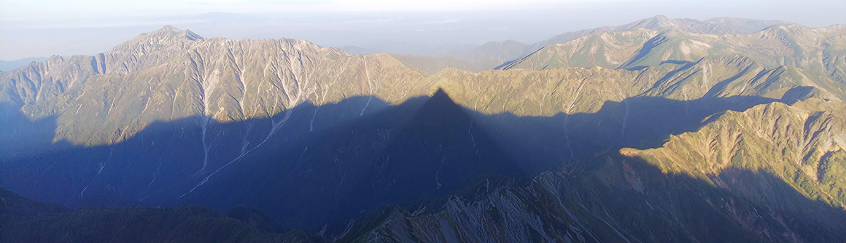 槍ヶ岳山頂からの影槍